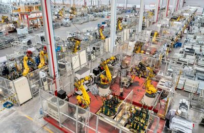 ▲資料圖:某工廠內(nèi),全自動(dòng)機(jī)器人高速運(yùn)轉(zhuǎn)生產(chǎn)汽車配件訂單產(chǎn)品。圖/新華社